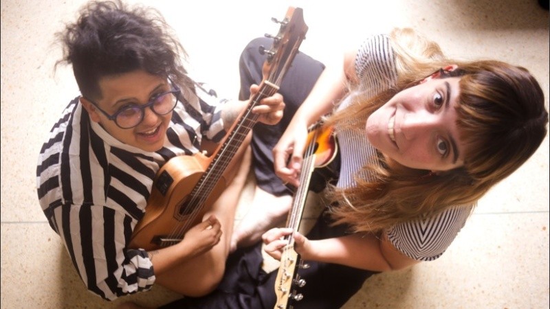 Las cantautoras uruguayas Luciana Mocchi y Papina De Plama.