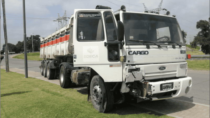 El camión que inició el choque llevaba tierra.