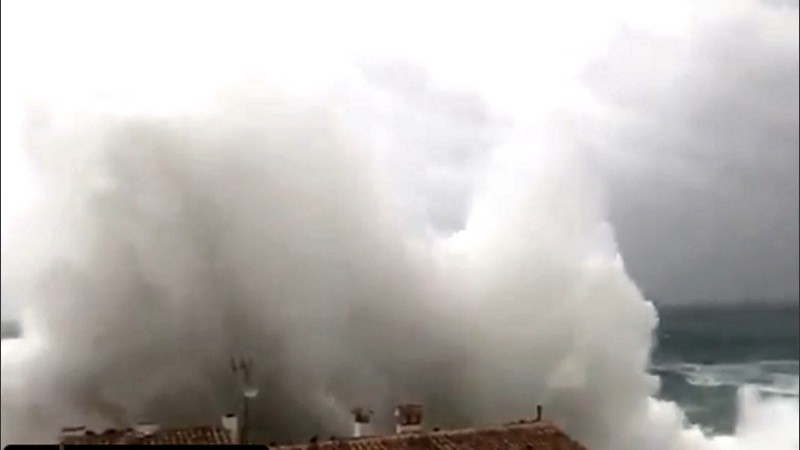 Una ola gigante a pleno.