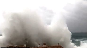 Una ola gigante a pleno.