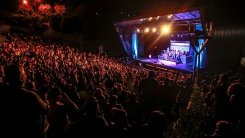 Rosario bajo las estrellas 2020: la entrada es gratuita y se reciben alimentos no perecederos que serán entregados a instituciones solidarias.