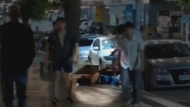 El momento en que el joven yace en el suelo y lo siguen pateando.