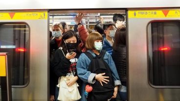 Autoridades sanitarias analizan el brote de coronavirus.