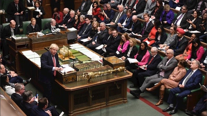 El primer ministro Boris Johnson responde ante legisladores.