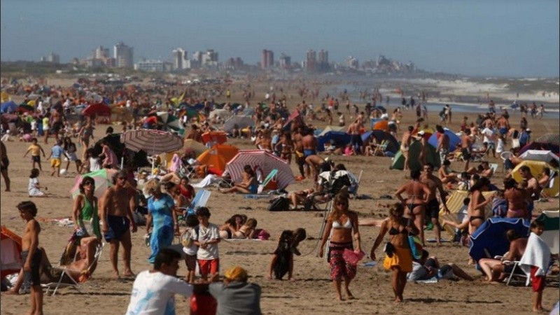La prohibición abarca playas, espacios públicos, interior de estadios polideportivos, u otros sitios de igual naturaleza, entre otros espacios.