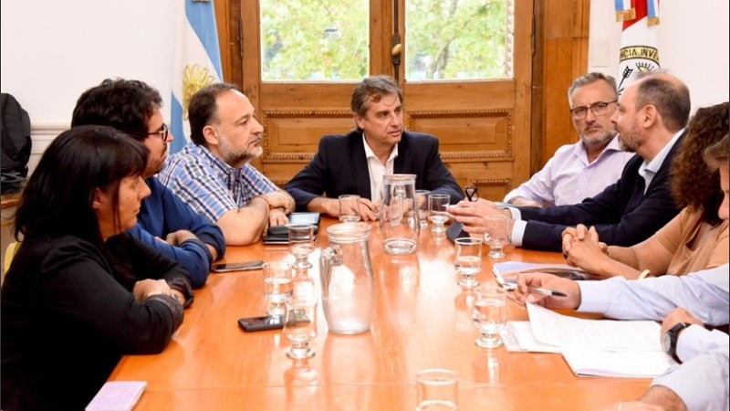El ministro Capitani en una reunión de coordinación por el reparto de tarjetas.