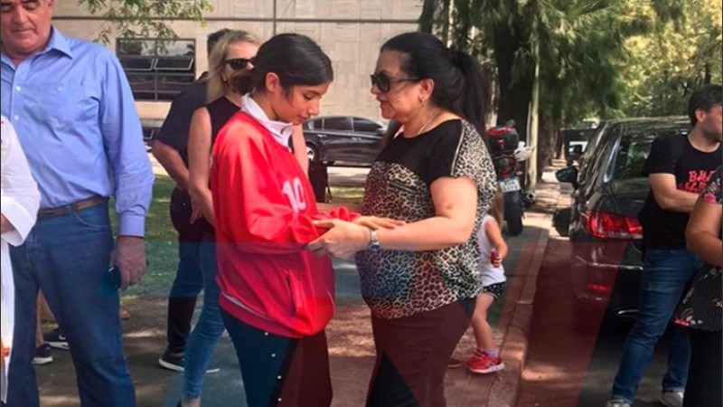 La joven llora junto a la mamá de Fernando. 