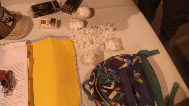 Partes del material secuestrado en el operativo.