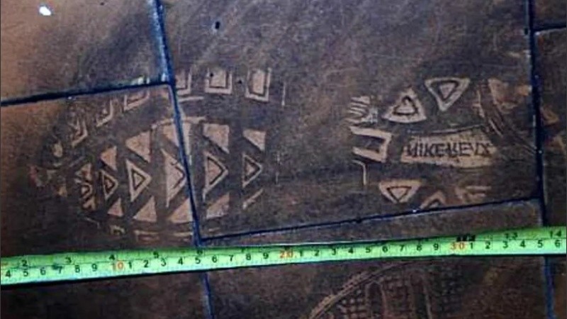 El peritaje de la Policía de Tierra del Fuego sobre la huella del calzado en el rostro de la víctima.