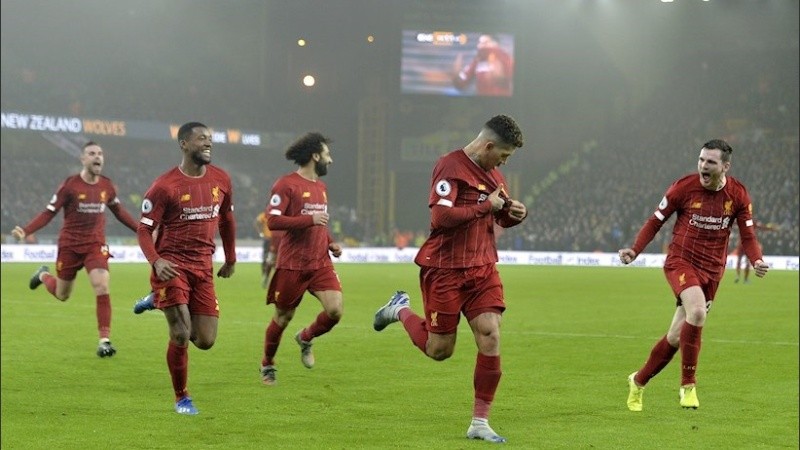 Carrera al título. El brasileño Firmino celebra su gol.