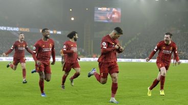 Carrera al título. El brasileño Firmino celebra su gol.