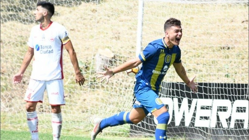 Luca Martínez Dupuy festeja uno de los goles de la reserva.