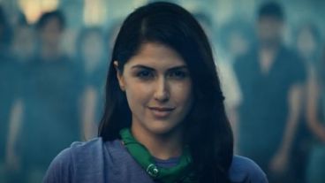 La joven con el pañuelo que identifica la lucha por el aborto seguro, legal y gratuito en Argentina.