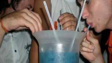 El consumo de alcohol causa distorsiones cognitivas y fallas en el control de impulsos, entre otros efectos.