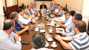 La reunión que encabezó Perotti este viernes en Santa Fe.