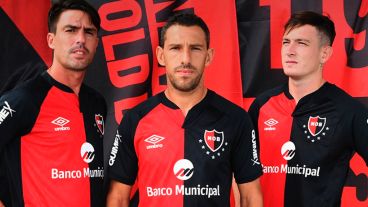 Formica, Maxi y Moreno luciendo la nueva casaca rojinegra.