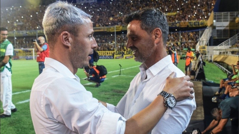 Cocca, en el saludo previo con el debutante Damonte.