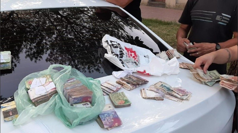 El dinero encontrado en el interior del automóvil. 