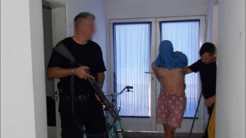 Uno de los detenidos al ser ingresado a la comisaría de Zavalla. 