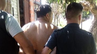 El acusado en el momento de ser detenido por la policía.