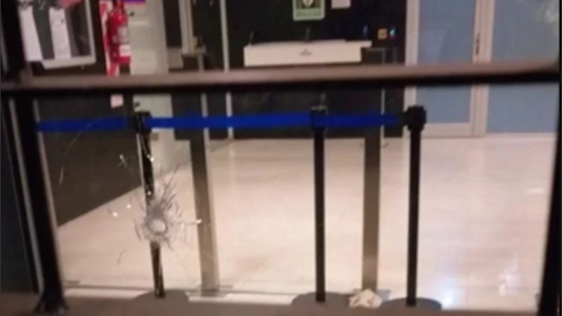 Uno de los orificios de bala contra el edificio judicial.