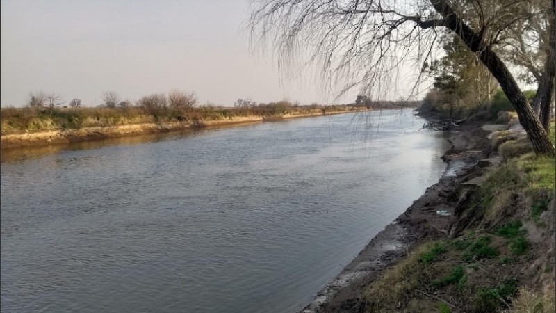 Ambos cuerpos fueron hallados en la Bajada de Lanchas del río.