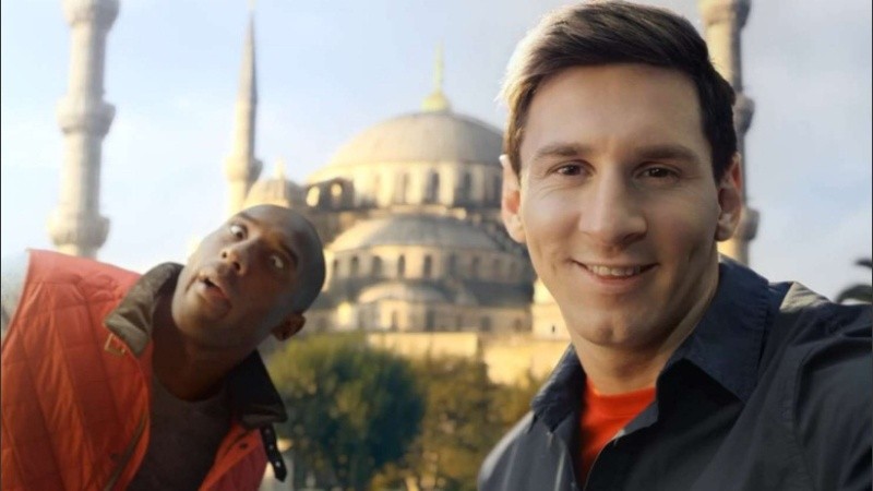 Leo y Kobe, durante una publicidad en Turquía.