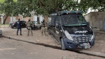En la zona también incautaron tres vehículos.