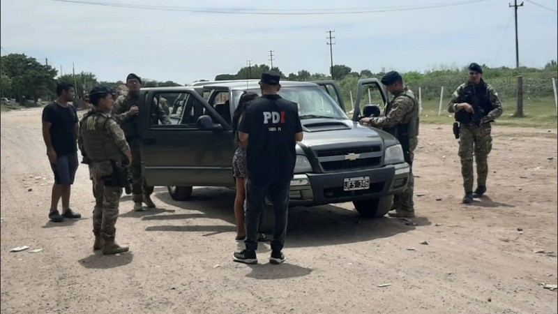 En la zona también incautaron tres vehículos.