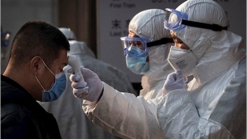 Médicos chinos indican que los síntomas del coronavirus no necesariamente se parecen a los de la gripe