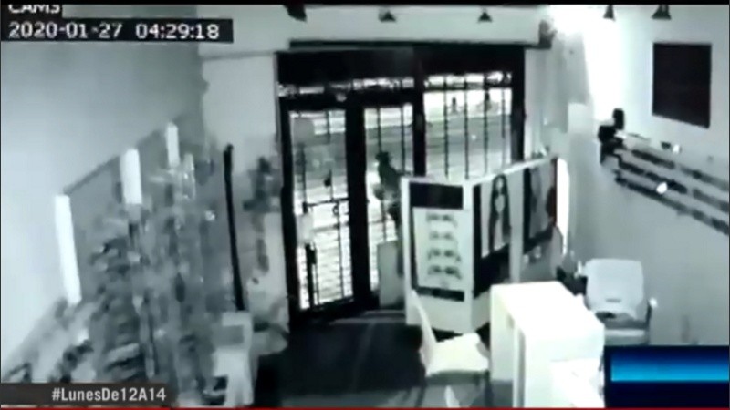 Las rejas no frenaron al ladrón. 