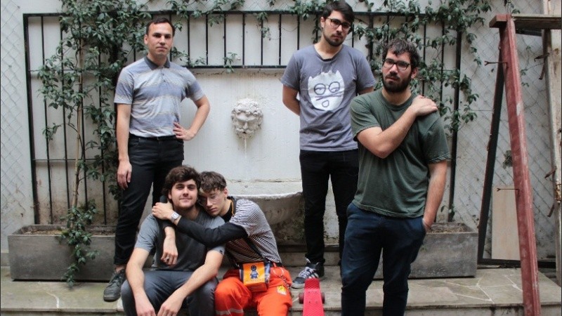 Los Cristales está integrada por Pablo Holsman, Emmanuel Guiñazú, Rodrigo Di Cosco, Lorenzo Bosio Siquot y Agustín Muntaabski.