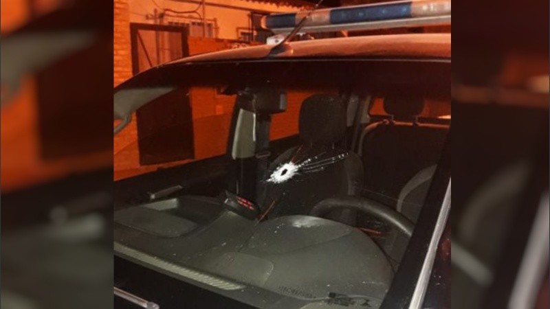 La marca de una bala en el patrullero de la Policía.