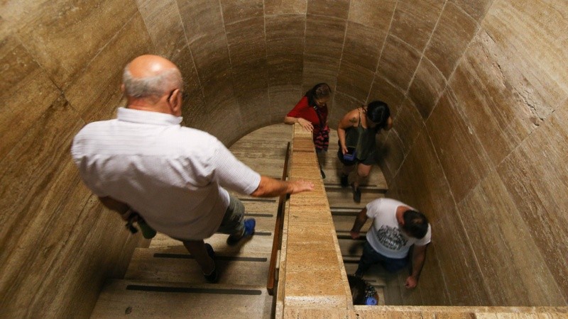 44 escalones para llegar a un ascensor que te lleva al mirador.