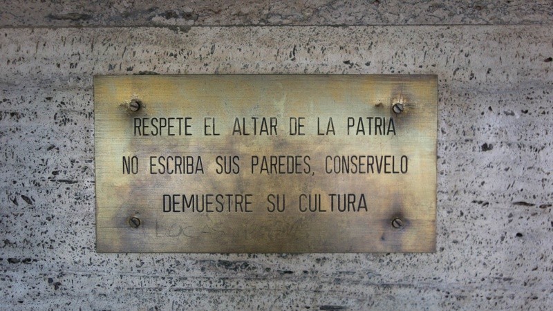 Piden cuidar las paredes del Monumento. Hay un circuito de cámaras de vigilancia en la torre.