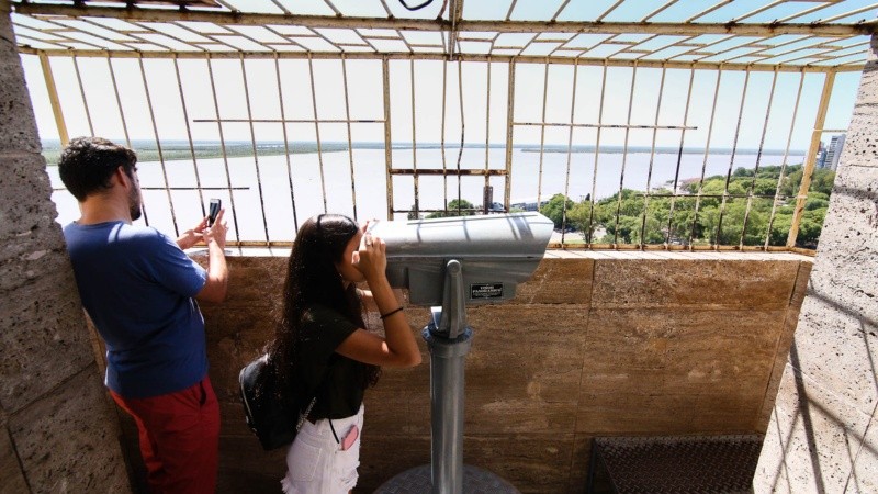 El mirador que da al Este ofrece un panorama de río e islas.