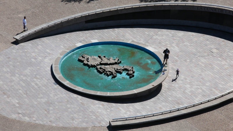El monumento a los caídos en Malvinas desde el mirador.