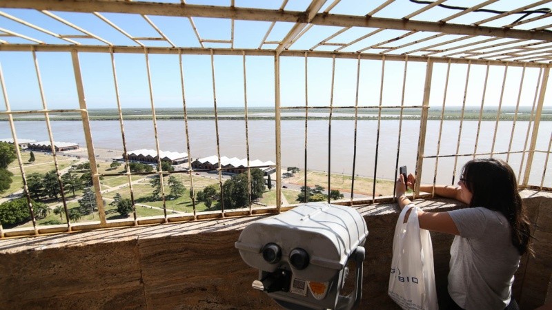 El mirador abre todos los días de 9 a 18 -los fines de semana cierra a las 19-. La entrada para subir cuesta 20 pesos.