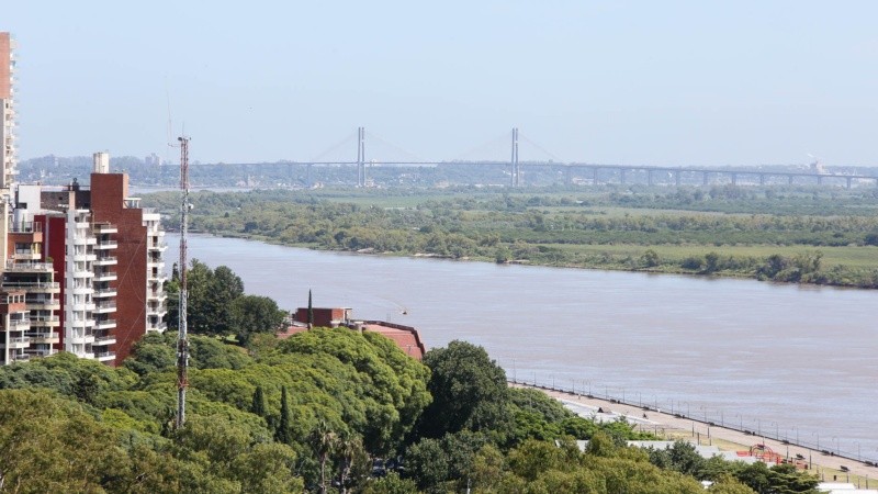 El puente Rosario - Victoria se puede ver a lo lejos. 