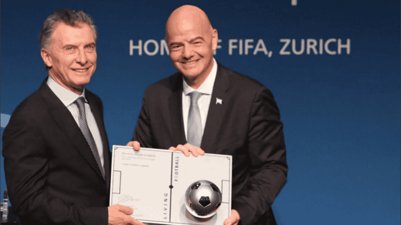 Macri con Infantino el año pasado, cuando era presidente y recibió un premio de la FIFA.