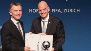 Macri con Infantino el año pasado, cuando era presidente y recibió un premio de la FIFA.