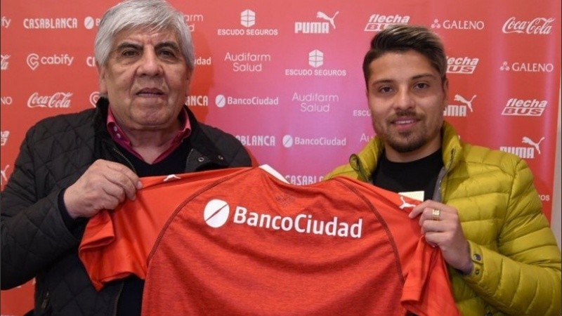 Sebastián Palacios, cuando firmó en Independiente.