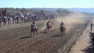 El jinete cayó y el caballo continuó desbocado hacia donde estaba la gente.