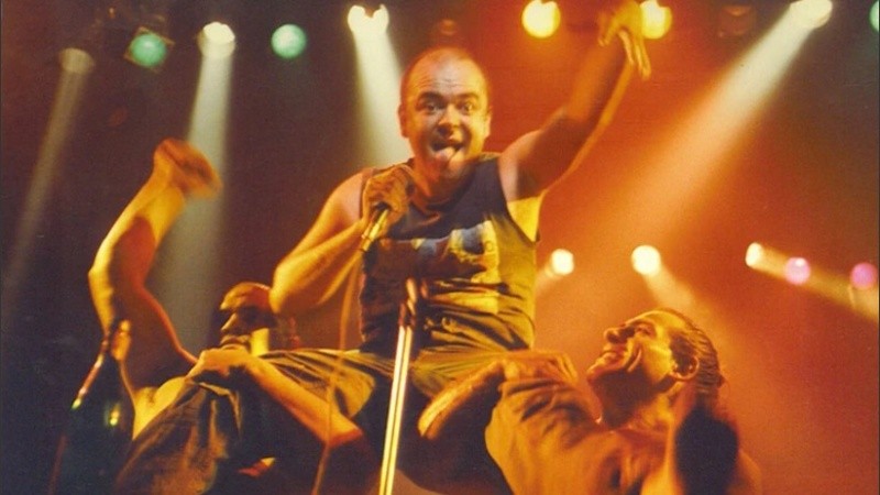 Luca Prodan, frontman de Sumo, en primer plano.