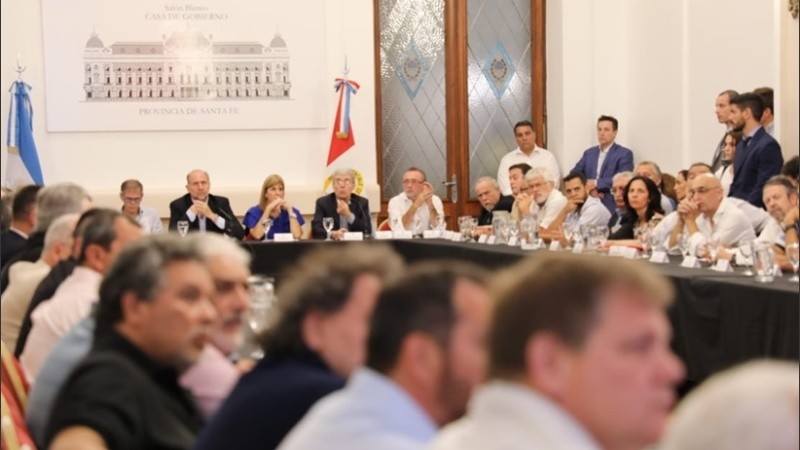 El gobernador santafesino con representantes de entidades de la provincia.