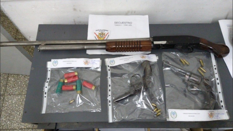 Las armas y municiones secuestradas en el operativo policial.