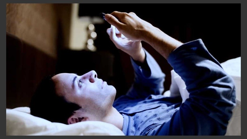 La luz azul de ondas cortas que emiten las tablets, los móviles y las computadoras pueden reducir la etapa REM del sueño.