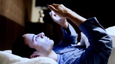 La luz azul de ondas cortas que emiten las tablets, los móviles y las computadoras pueden reducir la etapa REM del sueño.