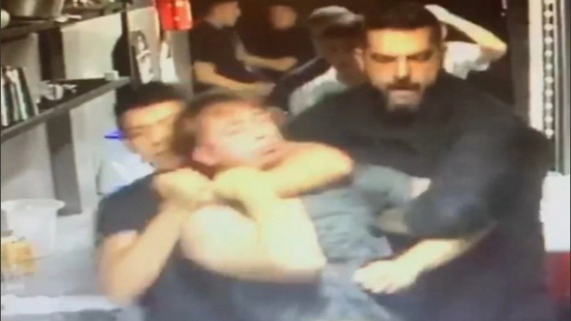 La salida de Máximo Thomsen del boliche. 