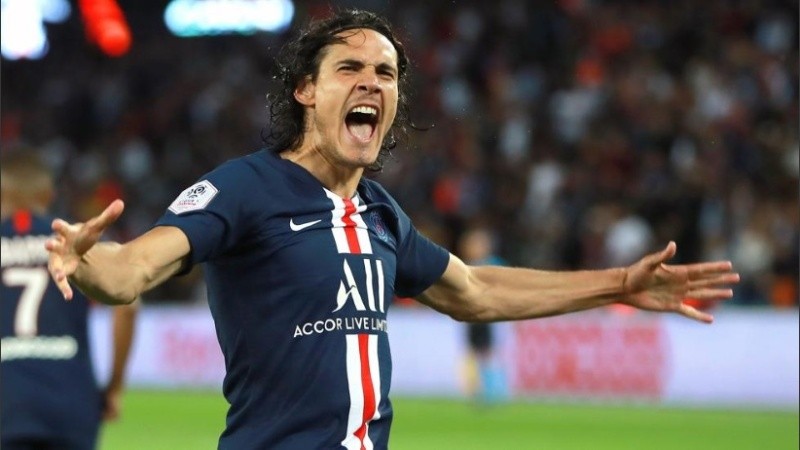 Cavani defiende la camiseta del PSG.